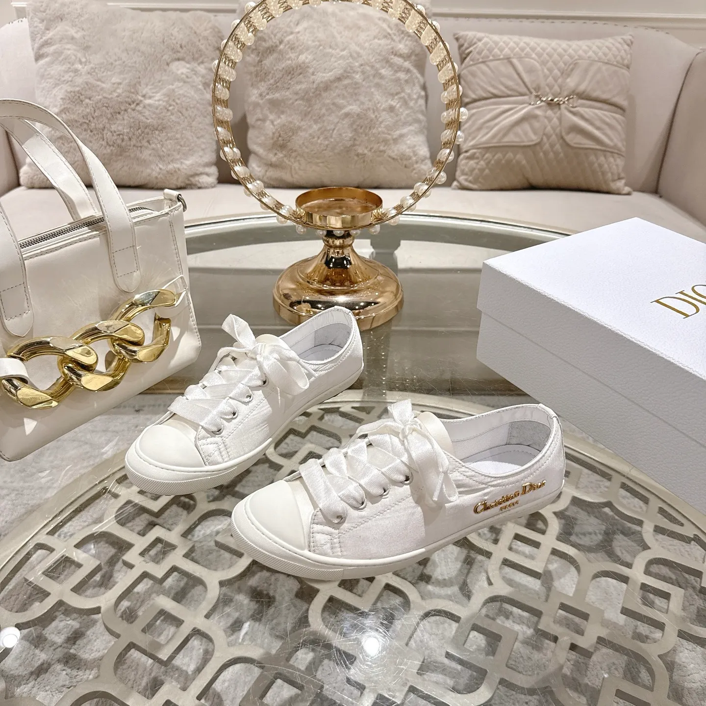 👟👟Ex-factory price 520👟👟 DIOR Dior's 2025 latest lucky satin casual shoes thin-soled shoes. Many celebrity Internet celebrities planted Chanristian Dior logo buckles. The designer really understands the needs of girls in summer. This new product Lucky thin-soled shoes are as cute as her name. The thin sole + shallow mouth design makes the whole pair of shoes very light and easy to wear. Fabric: Satin with wide satin laces of the same color. They are so beautiful that they are speechless in the sun. The soft shoe body looks like stepping on clouds with socks and culottes. It is windy and lazy when walking. It gives you the "effortless" elegance when you take a shot. Outsole: Original molded TPU outsole Size: 35-41 (41 is custom-made and cannot be returned or exchanged)